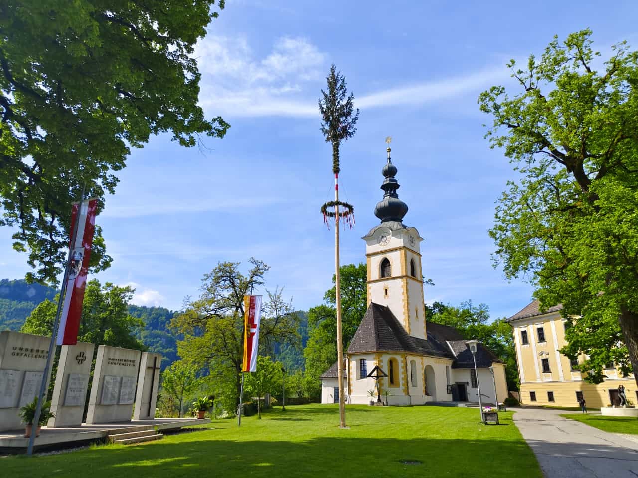 Kirche mit Maibaum